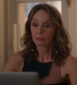 Emily_in_Paris_S02E07_WEBRip_x264-ION10_0328.jpg