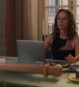 Emily_in_Paris_S02E07_WEBRip_x264-ION10_0371.jpg