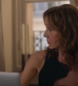 Emily_in_Paris_S02E07_WEBRip_x264-ION10_0378.jpg