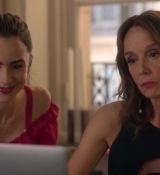 Emily_in_Paris_S02E07_WEBRip_x264-ION10_0387.jpg