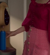 Emily_in_Paris_S02E07_WEBRip_x264-ION10_0407.jpg