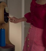 Emily_in_Paris_S02E07_WEBRip_x264-ION10_0408.jpg