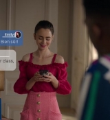 Emily_in_Paris_S02E07_WEBRip_x264-ION10_0426.jpg