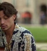 Emily_in_Paris_S02E07_WEBRip_x264-ION10_0545.jpg