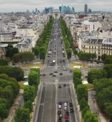 Emily_in_Paris_S02E07_WEBRip_x264-ION10_0631.jpg