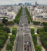 Emily_in_Paris_S02E07_WEBRip_x264-ION10_0632.jpg