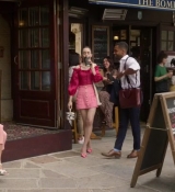 Emily_in_Paris_S02E07_WEBRip_x264-ION10_0641.jpg
