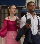 Emily_in_Paris_S02E07_WEBRip_x264-ION10_0672.jpg