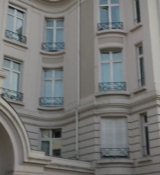 Emily_in_Paris_S02E07_WEBRip_x264-ION10_0723.jpg