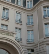 Emily_in_Paris_S02E07_WEBRip_x264-ION10_0724.jpg