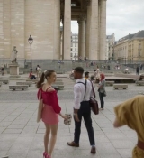Emily_in_Paris_S02E07_WEBRip_x264-ION10_0885.jpg