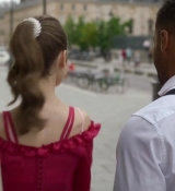 Emily_in_Paris_S02E07_WEBRip_x264-ION10_1013.jpg
