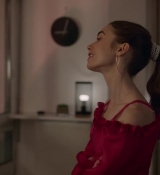 Emily_in_Paris_S02E07_WEBRip_x264-ION10_1033.jpg
