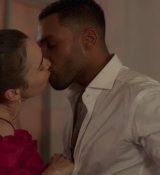 Emily_in_Paris_S02E07_WEBRip_x264-ION10_1355.jpg