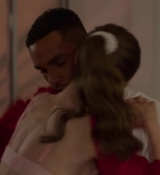Emily_in_Paris_S02E07_WEBRip_x264-ION10_1385.jpg