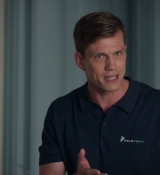 Emily_in_Paris_S02E07_WEBRip_x264-ION10_1717.jpg