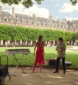 Emily_in_Paris_S02E07_WEBRip_x264-ION10_1817.jpg