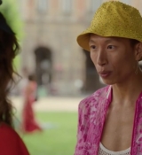 Emily_in_Paris_S02E07_WEBRip_x264-ION10_1911.jpg