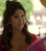 Emily_in_Paris_S02E07_WEBRip_x264-ION10_1925.jpg