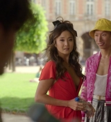 Emily_in_Paris_S02E07_WEBRip_x264-ION10_1940.jpg