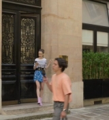 Emily_in_Paris_S02E07_WEBRip_x264-ION10_1952.jpg
