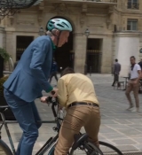 Emily_in_Paris_S02E07_WEBRip_x264-ION10_2072.jpg
