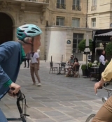 Emily_in_Paris_S02E07_WEBRip_x264-ION10_2077.jpg