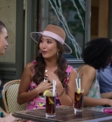 Emily_in_Paris_S02E07_WEBRip_x264-ION10_2143.jpg