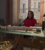 Emily_in_Paris_S02E07_WEBRip_x264-ION10_2331.jpg