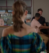 Emily_in_Paris_S02E07_WEBRip_x264-ION10_2394.jpg