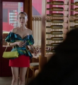 Emily_in_Paris_S02E07_WEBRip_x264-ION10_2403.jpg