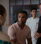 Emily_in_Paris_S02E07_WEBRip_x264-ION10_2417.jpg