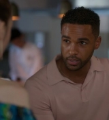 Emily_in_Paris_S02E07_WEBRip_x264-ION10_2469.jpg