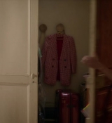 Emily_in_Paris_S02E07_WEBRip_x264-ION10_2504.jpg