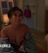 Emily_in_Paris_S02E08_WEBRip_x264-ION10_0293.jpg
