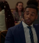 Emily_in_Paris_S02E08_WEBRip_x264-ION10_0514.jpg