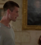Emily_in_Paris_S02E08_WEBRip_x264-ION10_0925.jpg