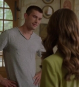 Emily_in_Paris_S02E08_WEBRip_x264-ION10_0937.jpg
