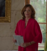 Emily_in_Paris_S02E08_WEBRip_x264-ION10_0960.jpg