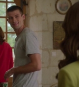Emily_in_Paris_S02E08_WEBRip_x264-ION10_0974.jpg