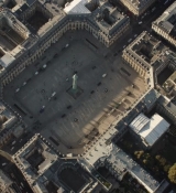 Emily_in_Paris_S02E08_WEBRip_x264-ION10_1021.jpg
