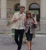 Emily_in_Paris_S02E08_WEBRip_x264-ION10_1082.jpg