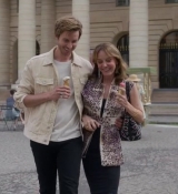Emily_in_Paris_S02E08_WEBRip_x264-ION10_1103.jpg
