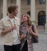 Emily_in_Paris_S02E08_WEBRip_x264-ION10_1108.jpg