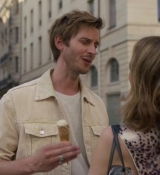 Emily_in_Paris_S02E08_WEBRip_x264-ION10_1137.jpg