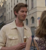 Emily_in_Paris_S02E08_WEBRip_x264-ION10_1138.jpg