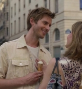 Emily_in_Paris_S02E08_WEBRip_x264-ION10_1148.jpg