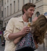 Emily_in_Paris_S02E08_WEBRip_x264-ION10_1166.jpg