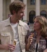 Emily_in_Paris_S02E08_WEBRip_x264-ION10_1185.jpg