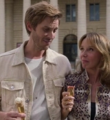 Emily_in_Paris_S02E08_WEBRip_x264-ION10_1190.jpg